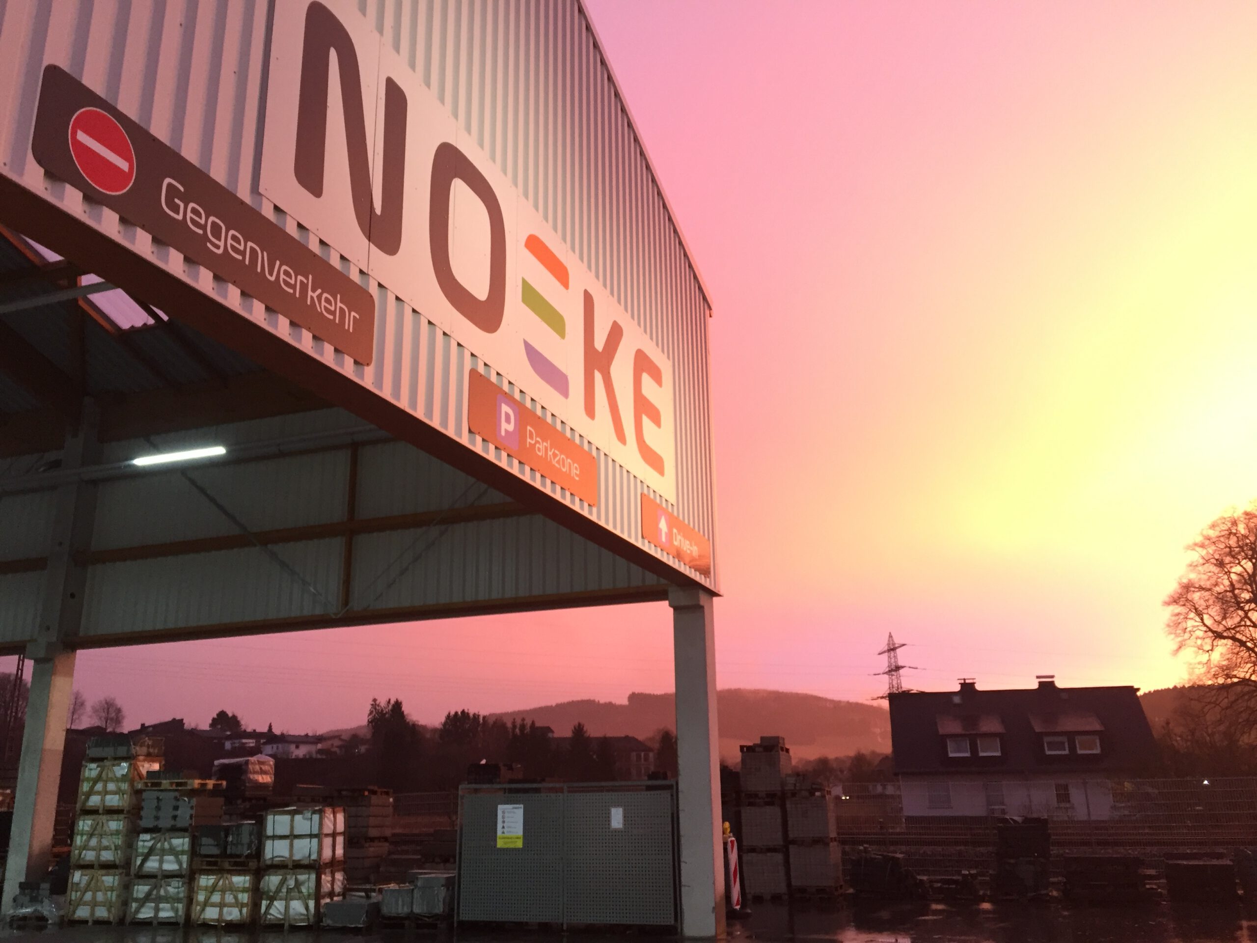 Das Lager vom Baustoffhändler Noeke in einem rosafarbenen Sonnenuntergang